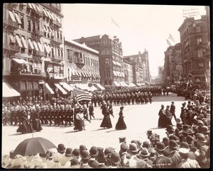 Politi marcherer i en politiparade i New York City, New York, 1898 (sølv gelatinetryk)